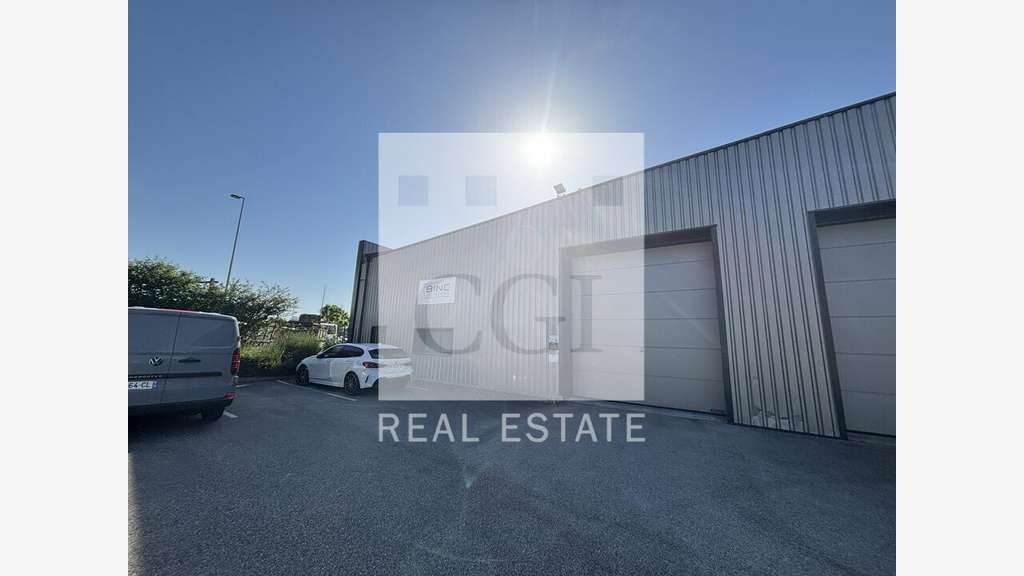 Local d'activité 345m² à louer à Genas 