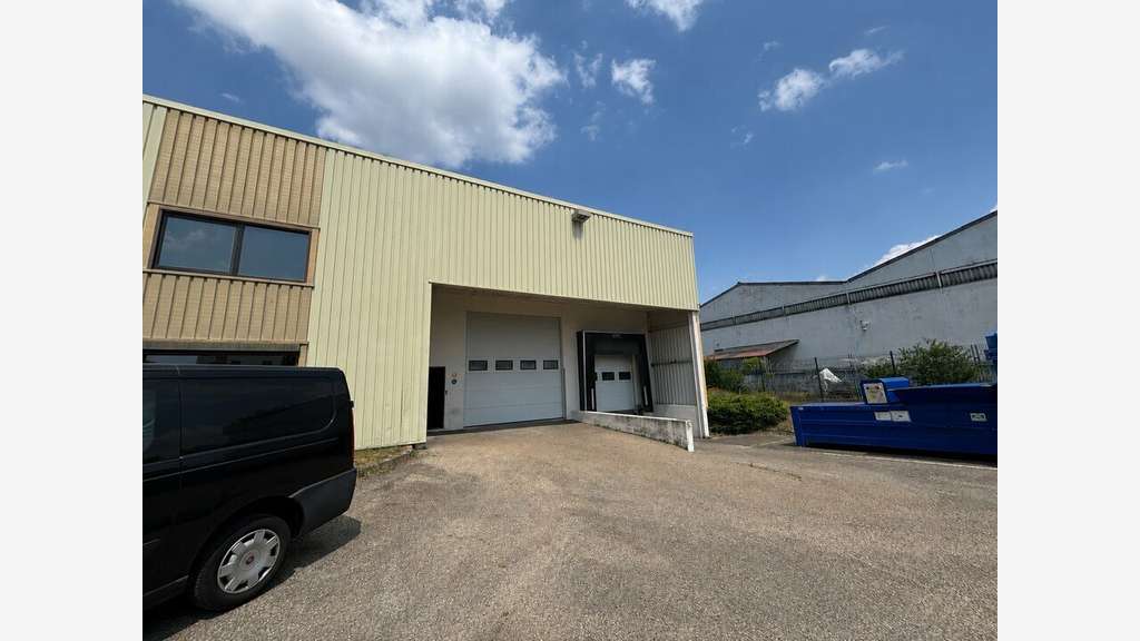 A louer local d'activité 210m² accès PL à Genas 
