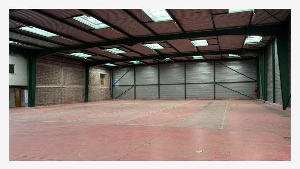 A louer local d'activité 210m² accès PL à Genas 
