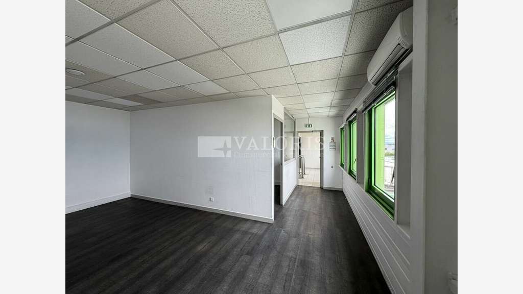 Locaux 1100m² à louer à Genas A43 / A46  / A7