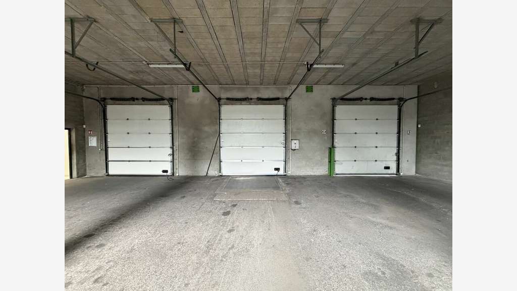 Locaux 1100m² à louer à Genas A43 / A46  / A7