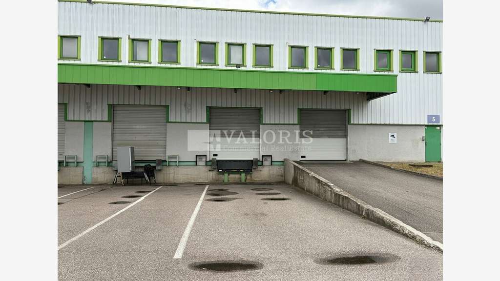 Locaux 1100m² à louer à Genas A43 / A46  / A7