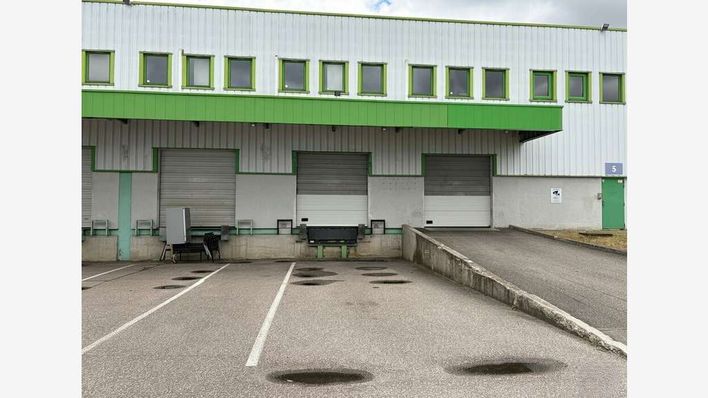 Locaux 1100m² à louer à Genas A43 / A46  / A7