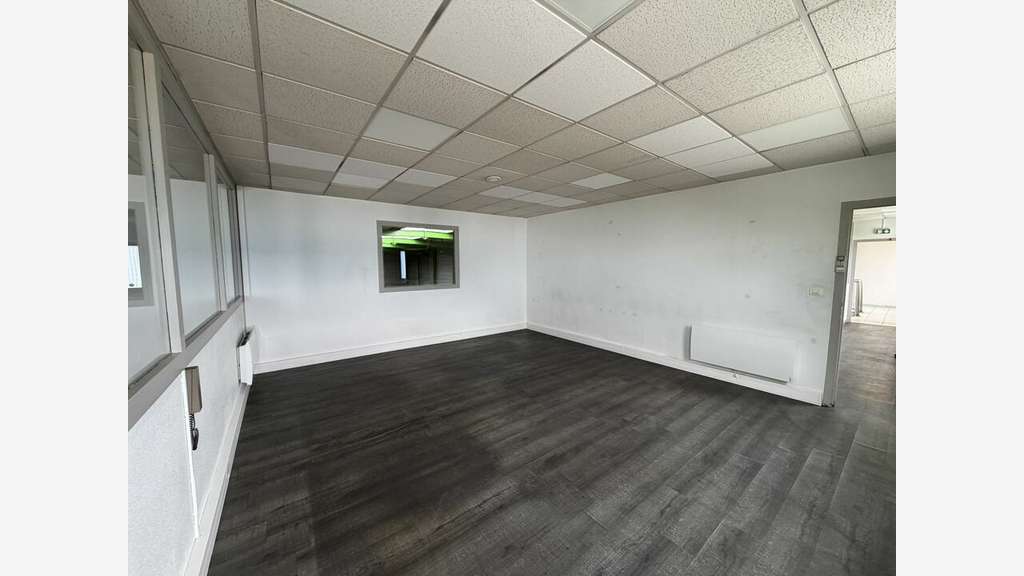 Locaux 1100m² à louer à Genas A43 / A46  / A7
