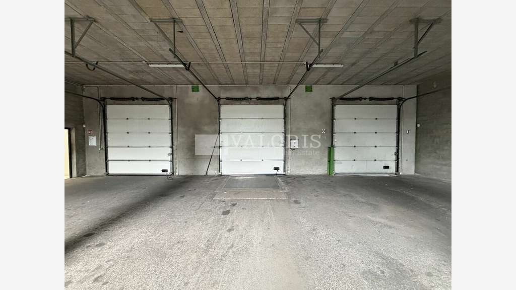 Locaux 1100m² à louer à Genas A43 / A46  / A7