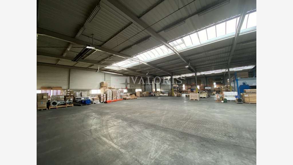 Local d'activité atelier de 1858m² à louer à Genas