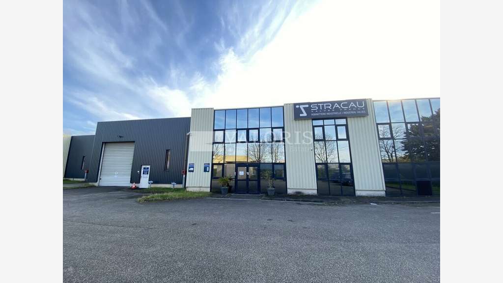 Local d'activité atelier de 1858m² à louer à Genas