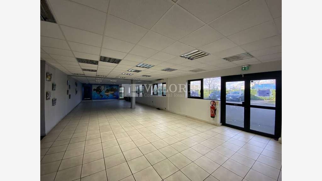 Local d'activité atelier de 1858m² à louer à Genas