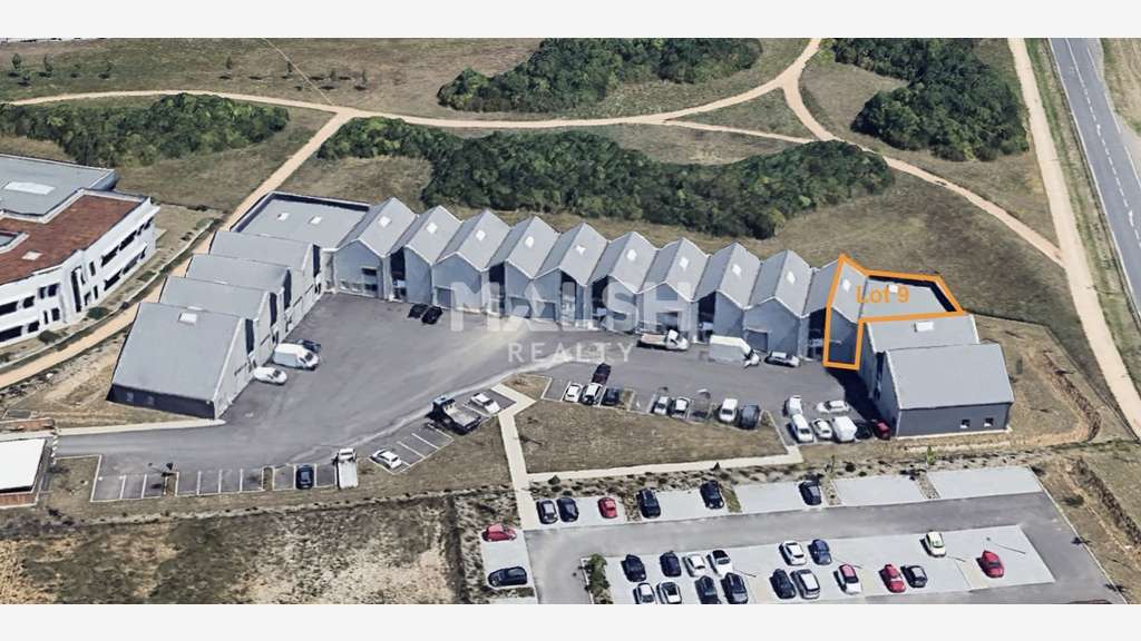 Locaux d'Activités à GENAS - A LOUER - 239 m² divi