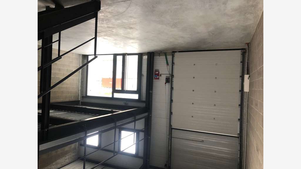 Entrepôt 162m² à louer à Genay