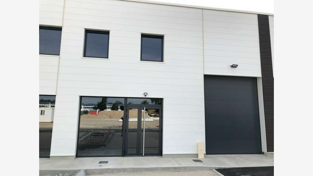 Entrepôt 162m² à louer à Genay