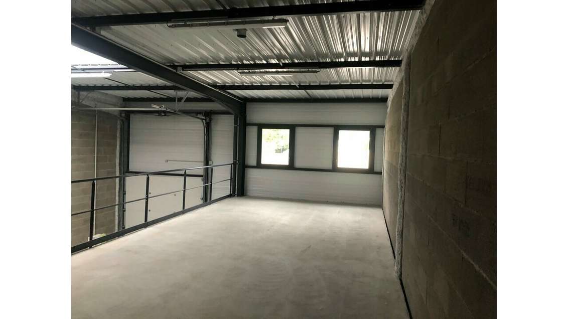 Entrepôt 162m² à louer à Genay