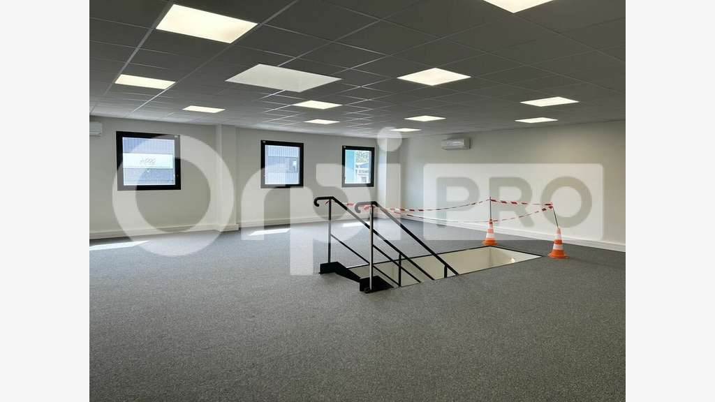 Local d'activité de 378m² à louer à Genay Actiparc
