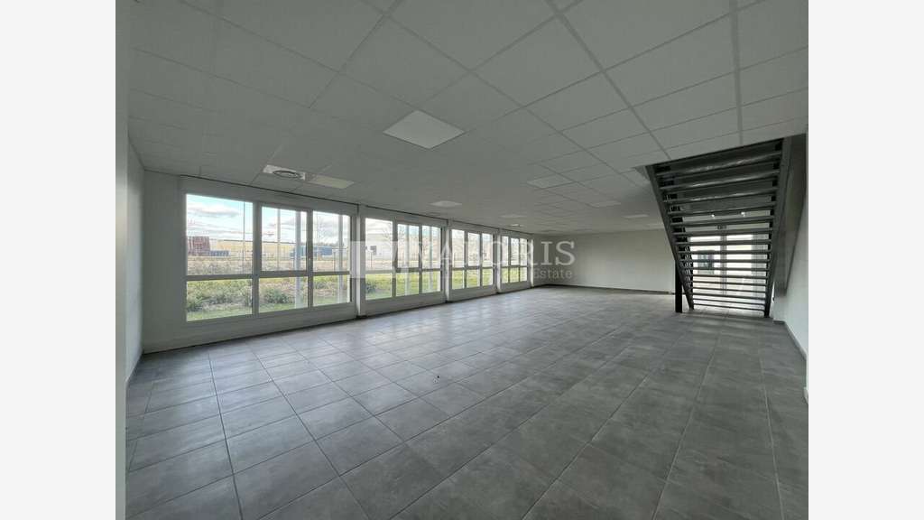 Local d'activité neuf 295m² à louer à Genay