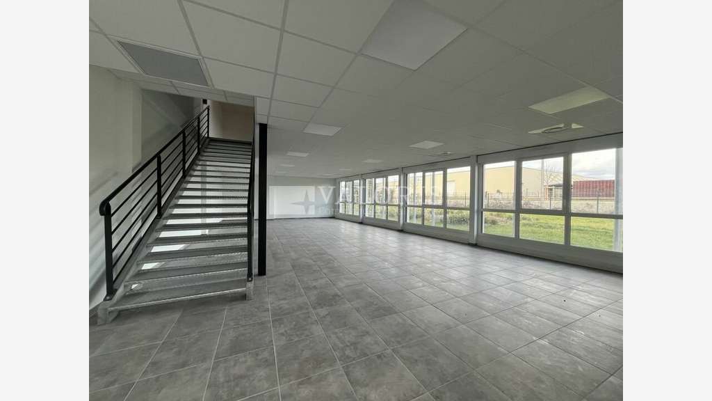 Local d'activité neuf 295m² à louer à Genay