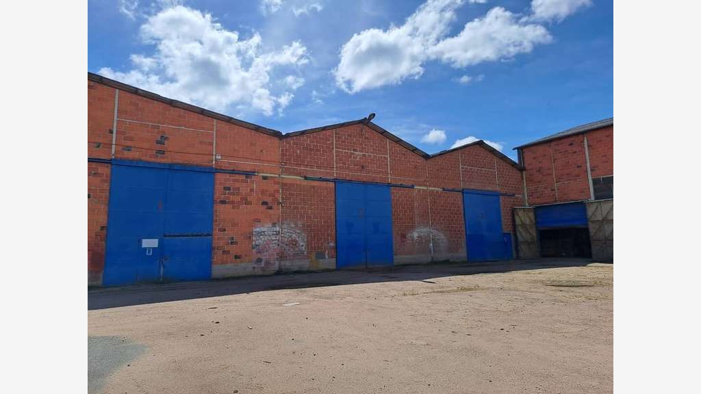 À vendre ou à louer – Ancien bâtiment industriel d