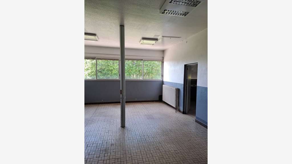 À vendre ou à louer – Ancien bâtiment industriel d