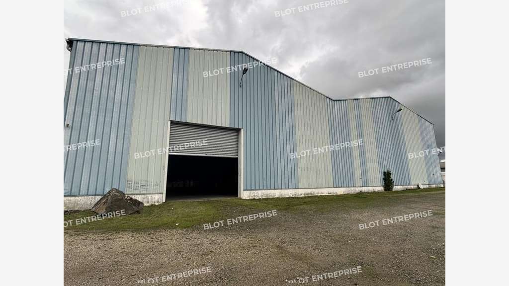 A louer locaux d'activités 2400m² à Geneston