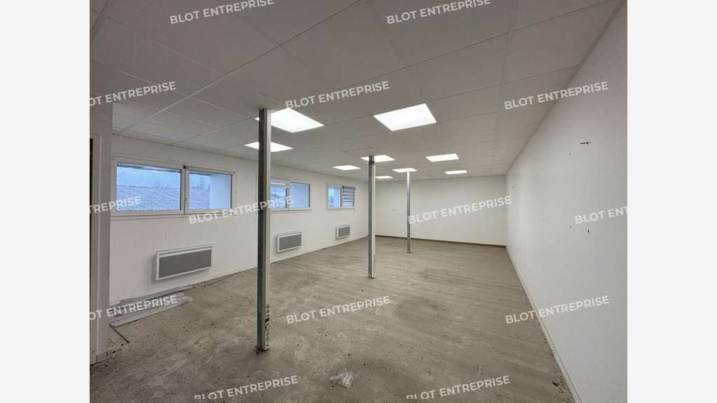 A louer locaux d'activités 2400m² à Geneston