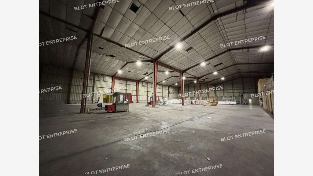 A louer locaux d'activités 2400m² à Geneston