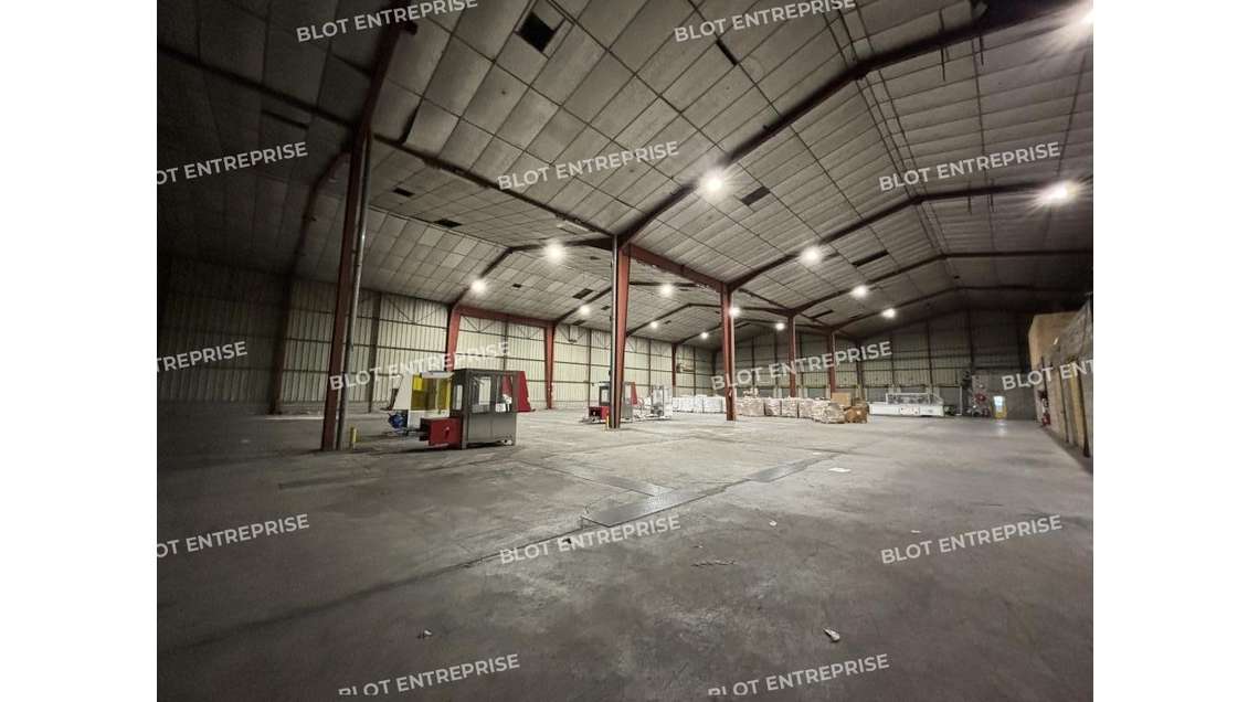 A louer locaux d'activités 2400m² à Geneston