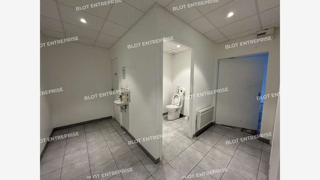 A louer locaux d'activités 2400m² à Geneston