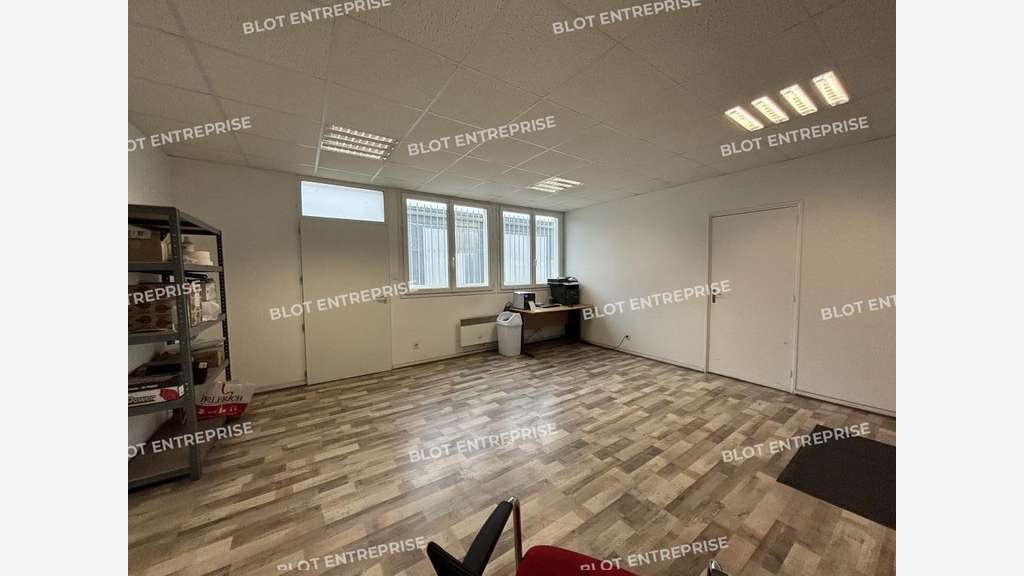 A louer locaux d'activités 2400m² à Geneston