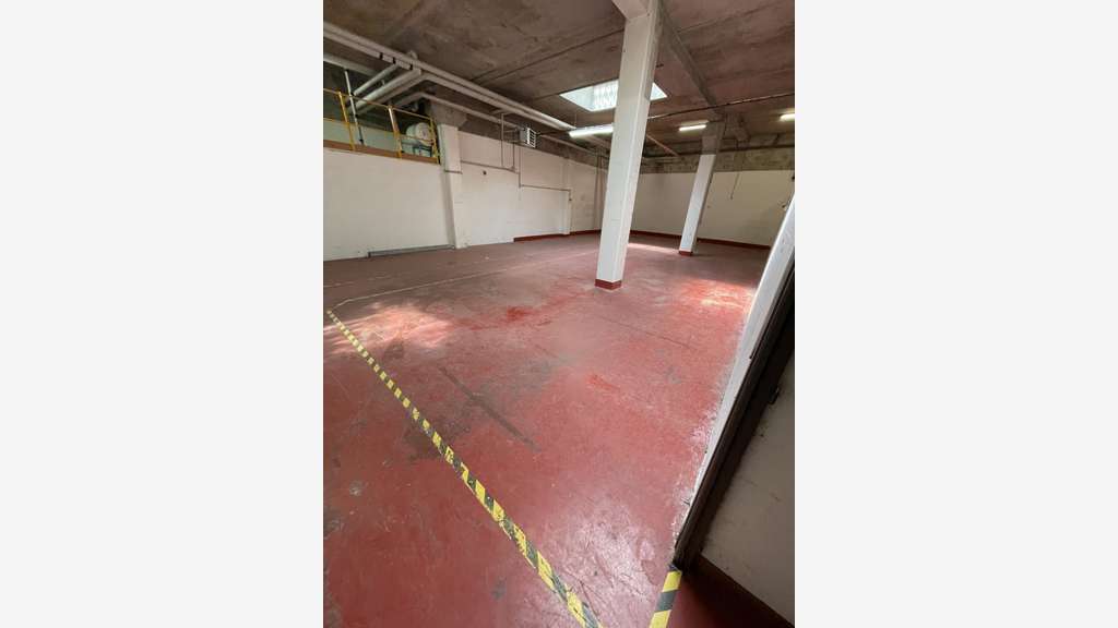 Local et bureaux 702m² à louer à Gennevilliers