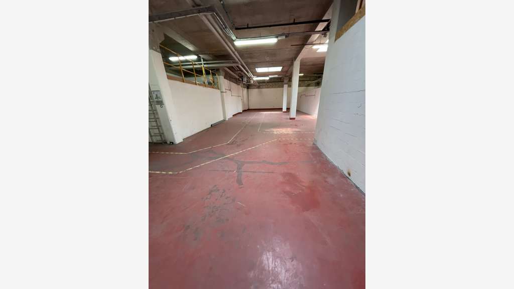 Local et bureaux 702m² à louer à Gennevilliers
