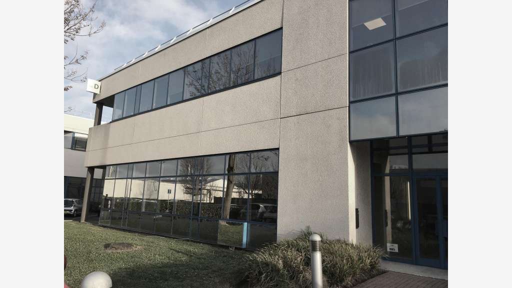 Local et bureaux 702m² à louer à Gennevilliers