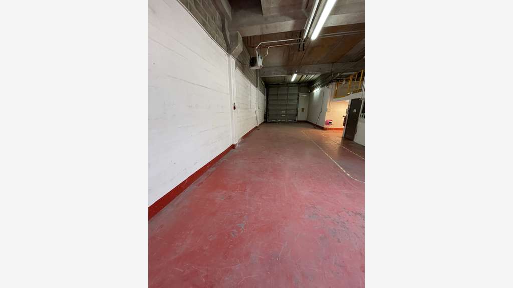 Local et bureaux 702m² à louer à Gennevilliers