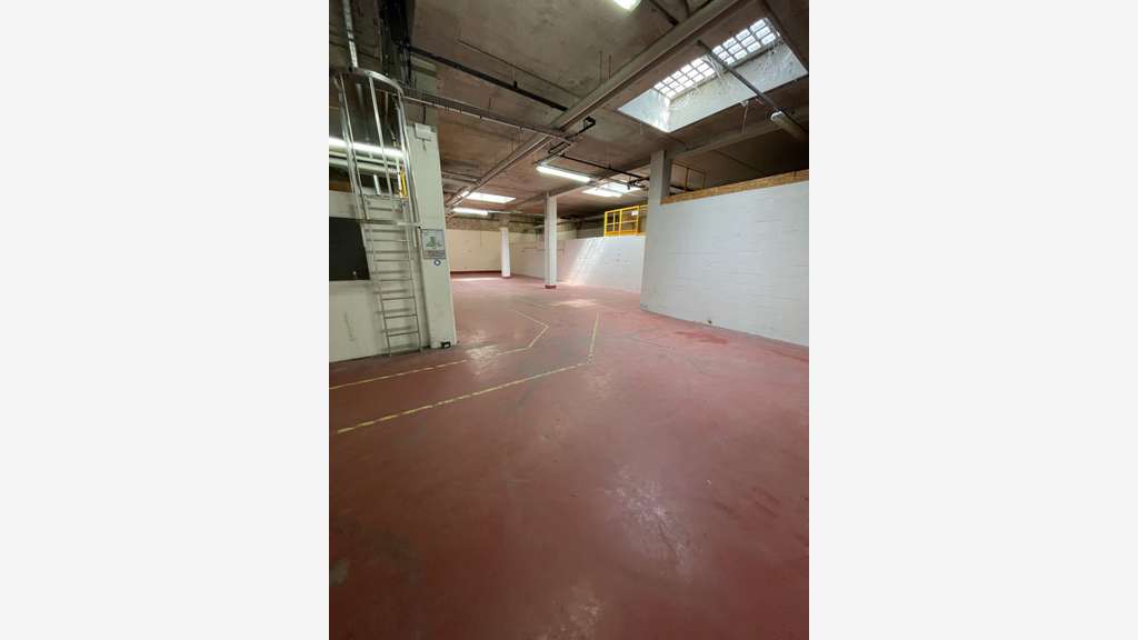 Local et bureaux 702m² à louer à Gennevilliers
