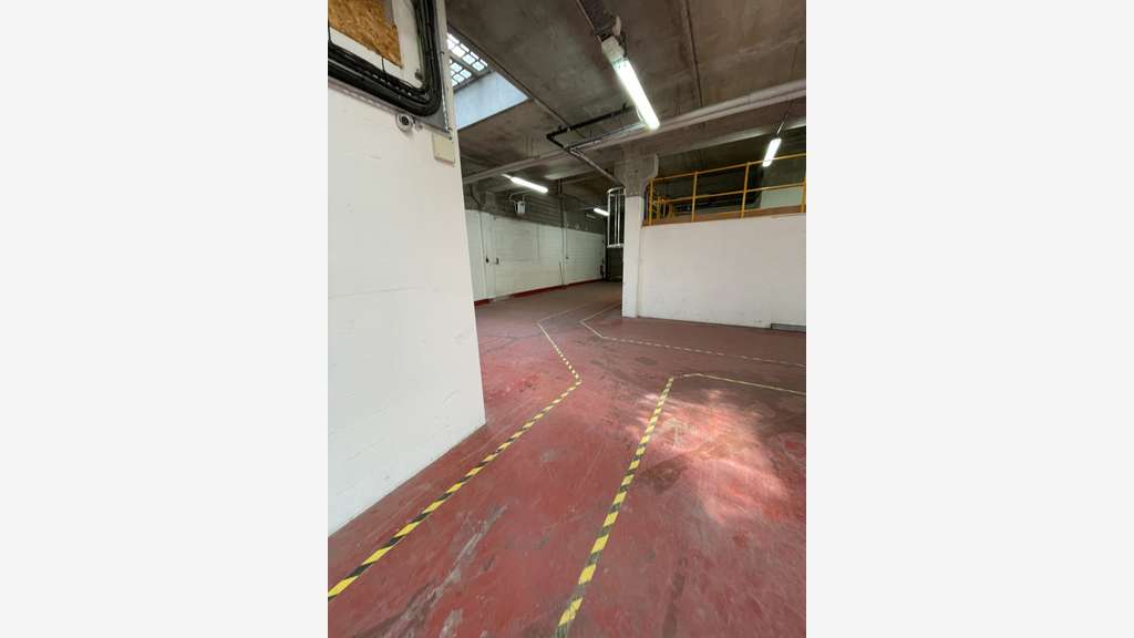 Local et bureaux 702m² à louer à Gennevilliers