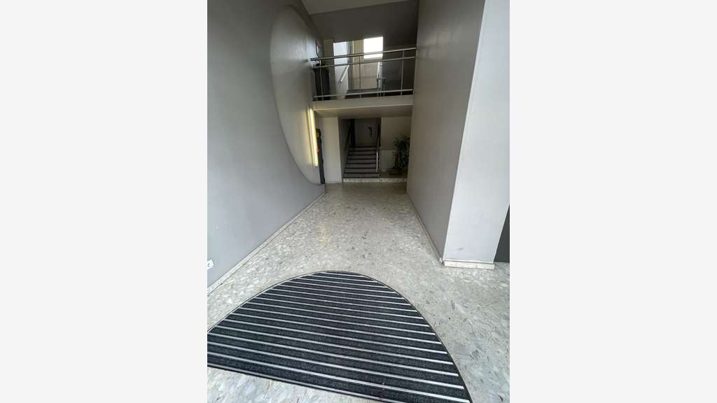 Local et bureaux 702m² à louer à Gennevilliers