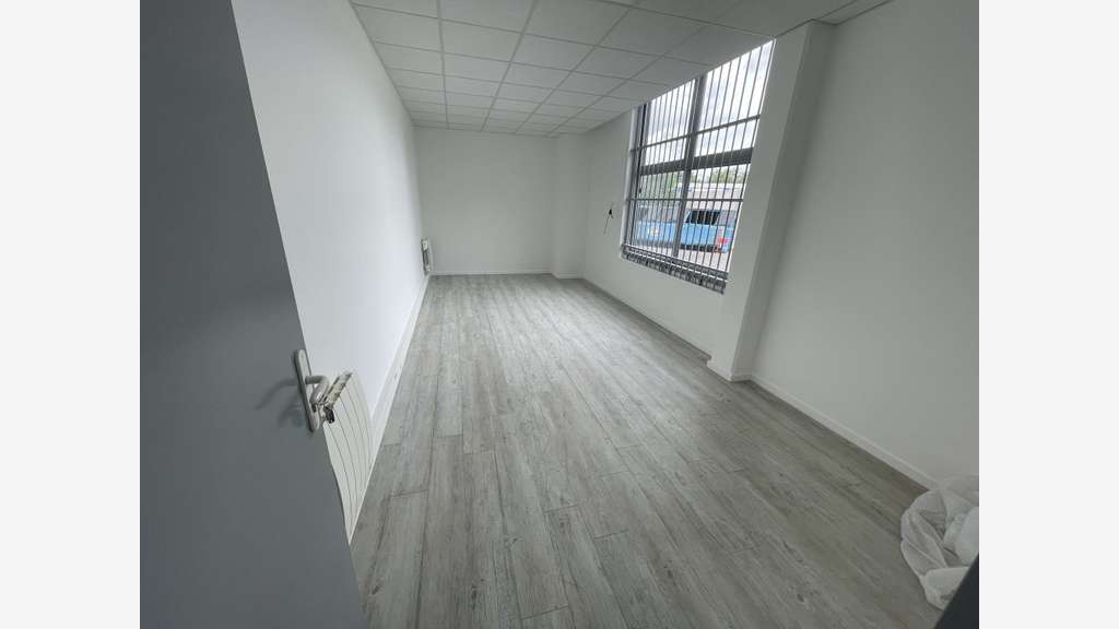 A louer surface mixte de 807m² à Gennevilliers