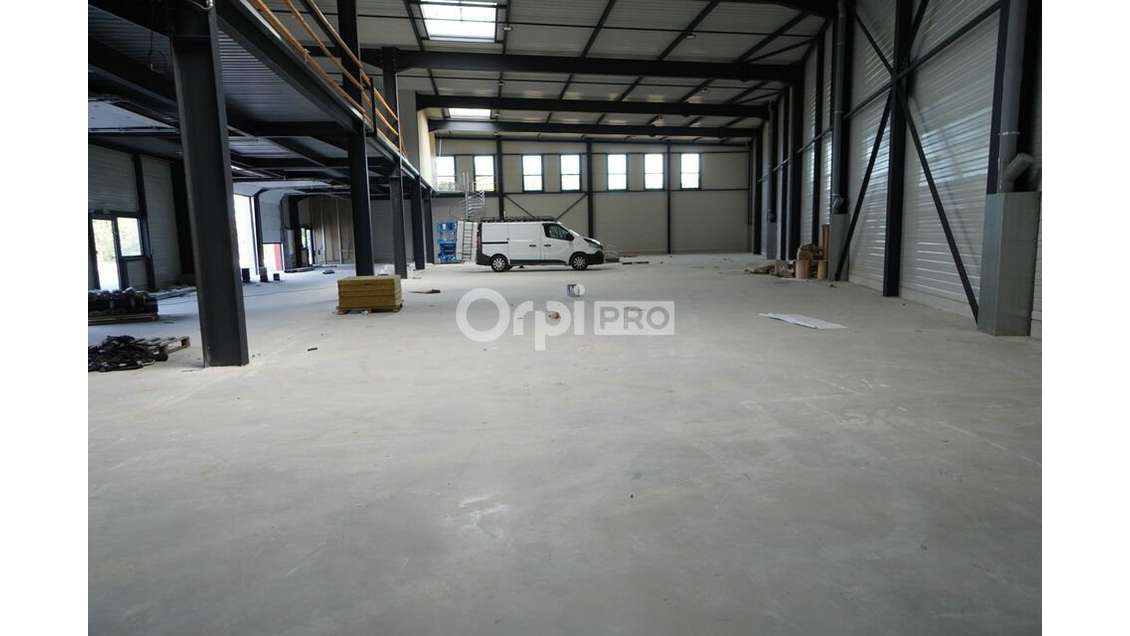 Local d'activité de 1 122M2