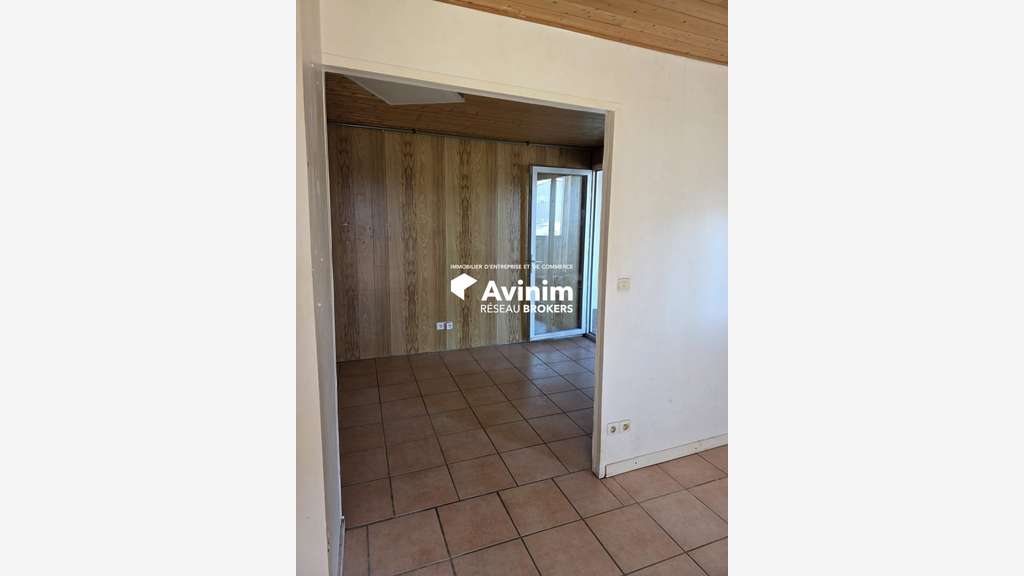 Local mixte 234m² à louer à Gigean