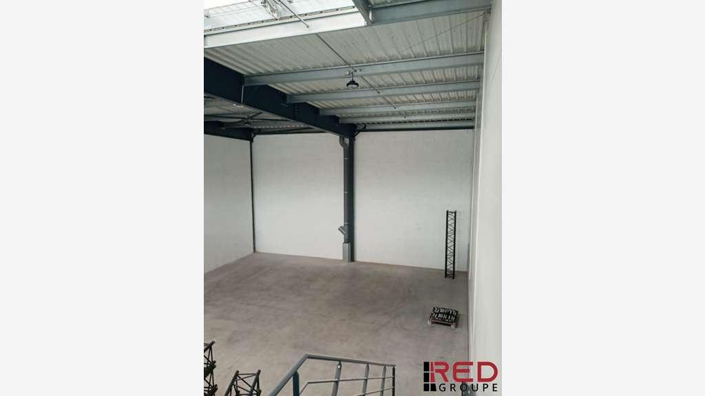 A louer entrepôt stockage 348m² à Gignac-la-Nerthe