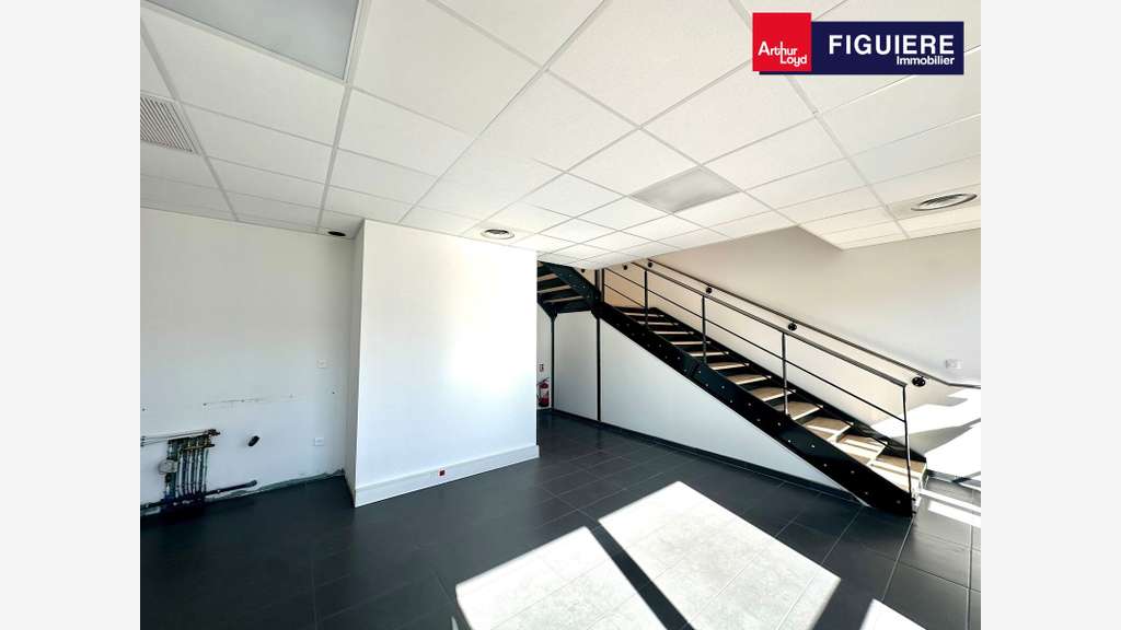 Cellule 277m² avec bureaux à louer à Gignac
