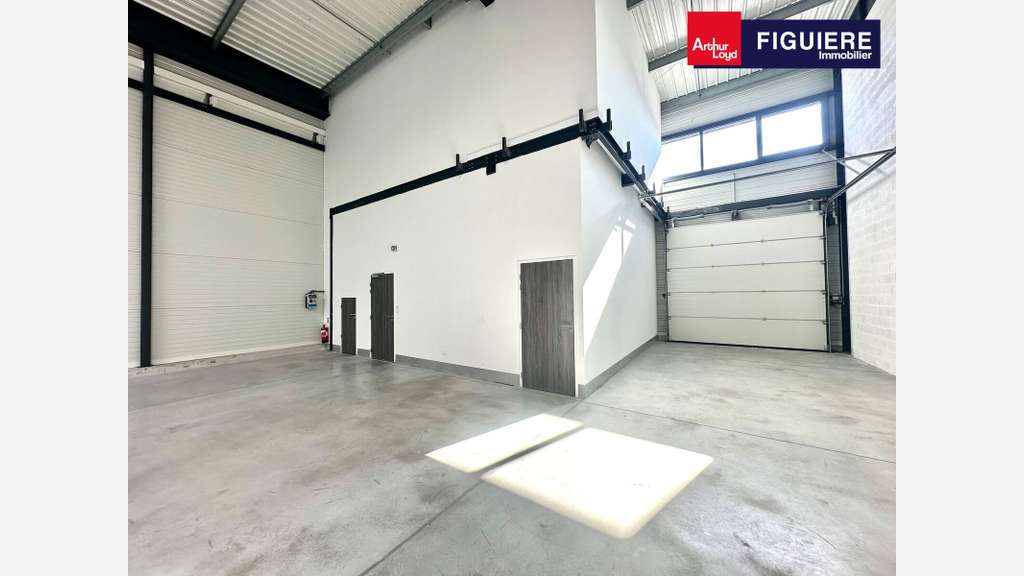 Cellule 277m² avec bureaux à louer à Gignac