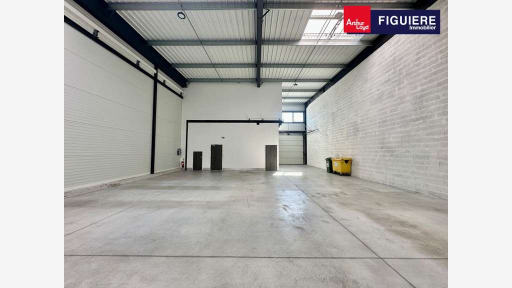 Cellule 277m² avec bureaux à louer à Gignac
