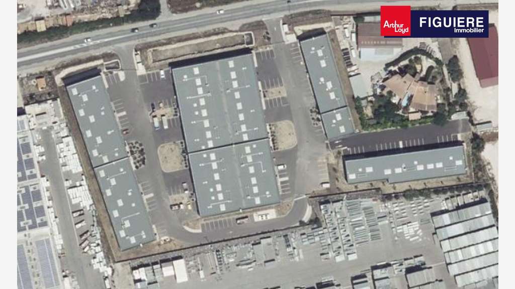 Cellule 277m² avec bureaux à louer à Gignac