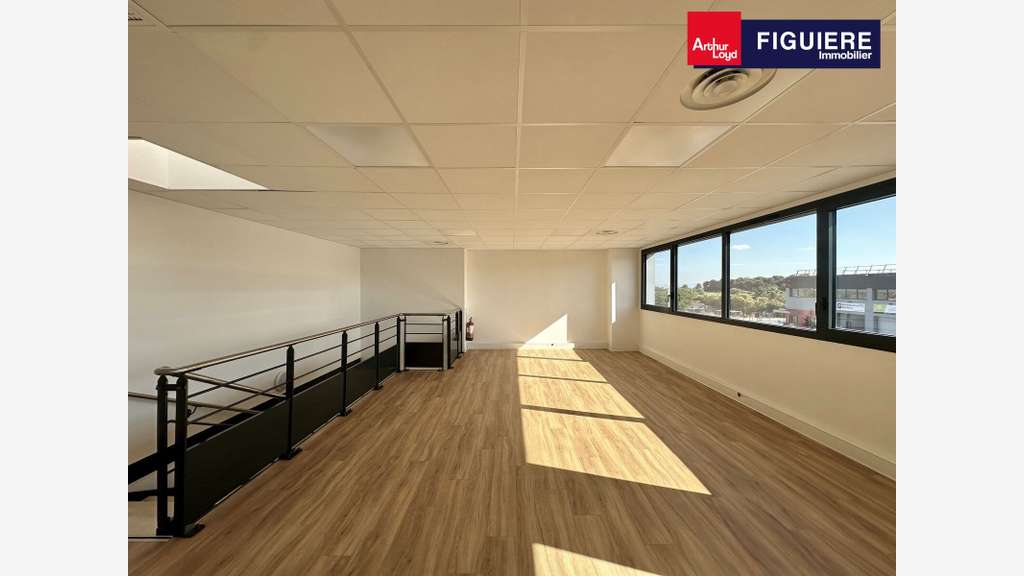 Cellule 277m² avec bureaux à louer à Gignac