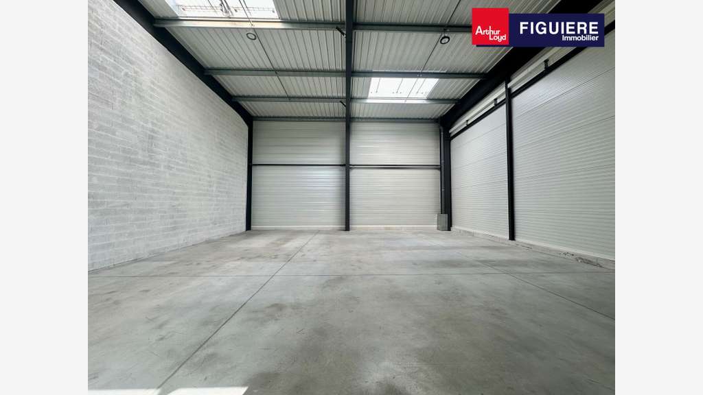 Cellule 277m² avec bureaux à louer à Gignac