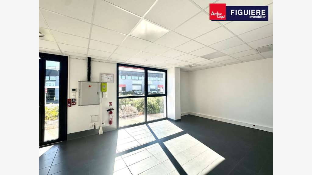 Cellule 277m² avec bureaux à louer à Gignac