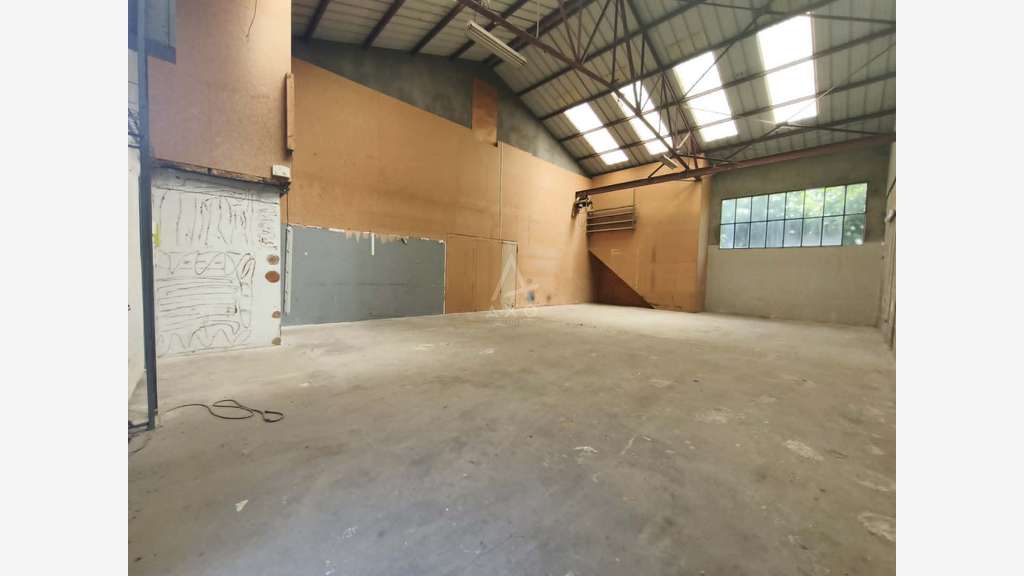 À louer entrepôt/garage 142m² à Gilly-sur-Isère 