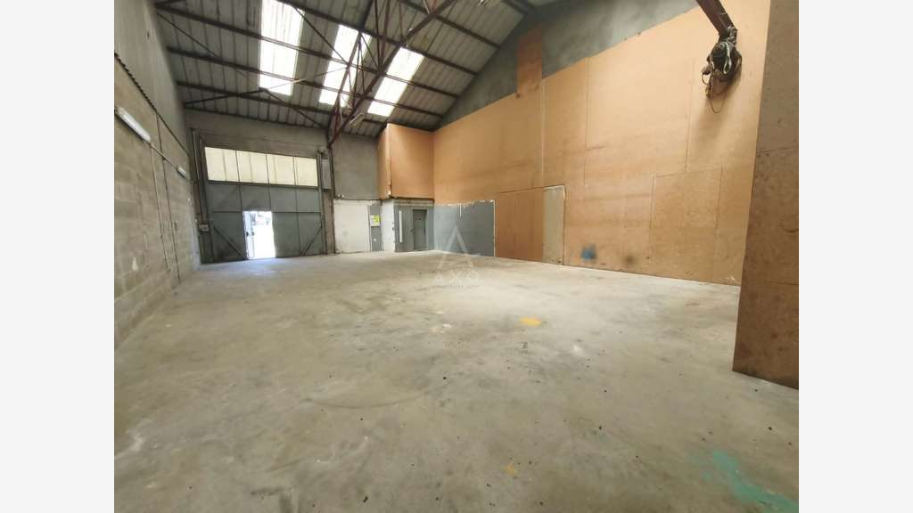 À louer entrepôt/garage 142m² à Gilly-sur-Isère 