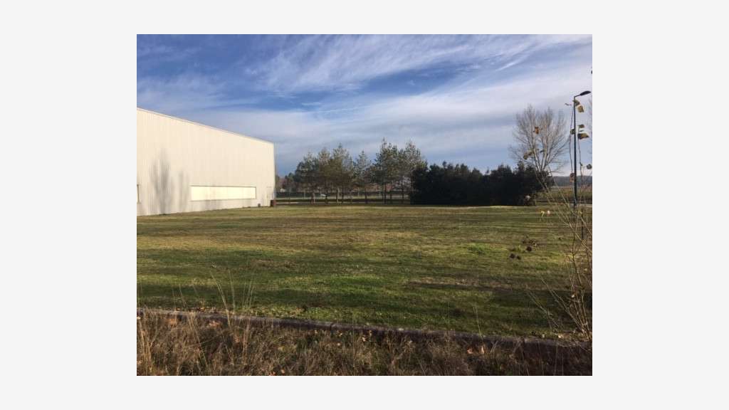 À louer – Locaux industriels de 1 243 m² à Giro