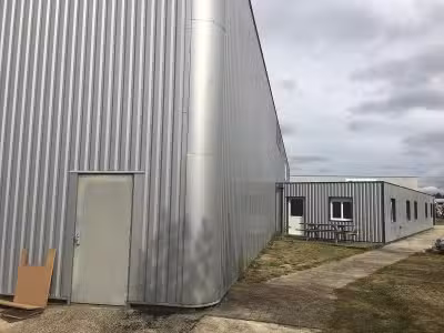 À louer – Locaux industriels de 1 243 m² à Giro