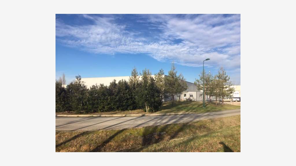 À louer – Locaux industriels de 1 243 m² à Giro